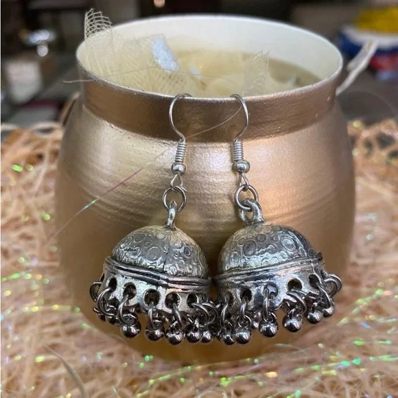 Pretty jhumkas in German silver. BRAND NEW. NEVER USED. - Picture 2 of 3